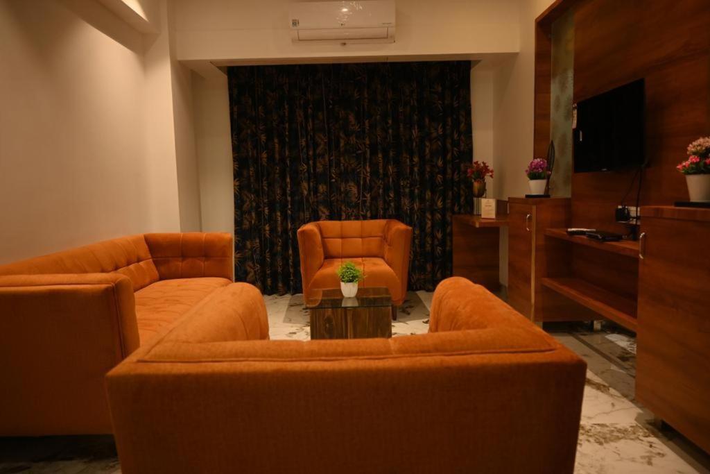 Hotel Prime Square Daund ภายนอก รูปภาพ