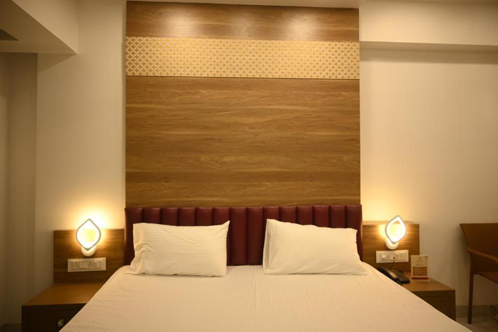 Hotel Prime Square Daund ภายนอก รูปภาพ